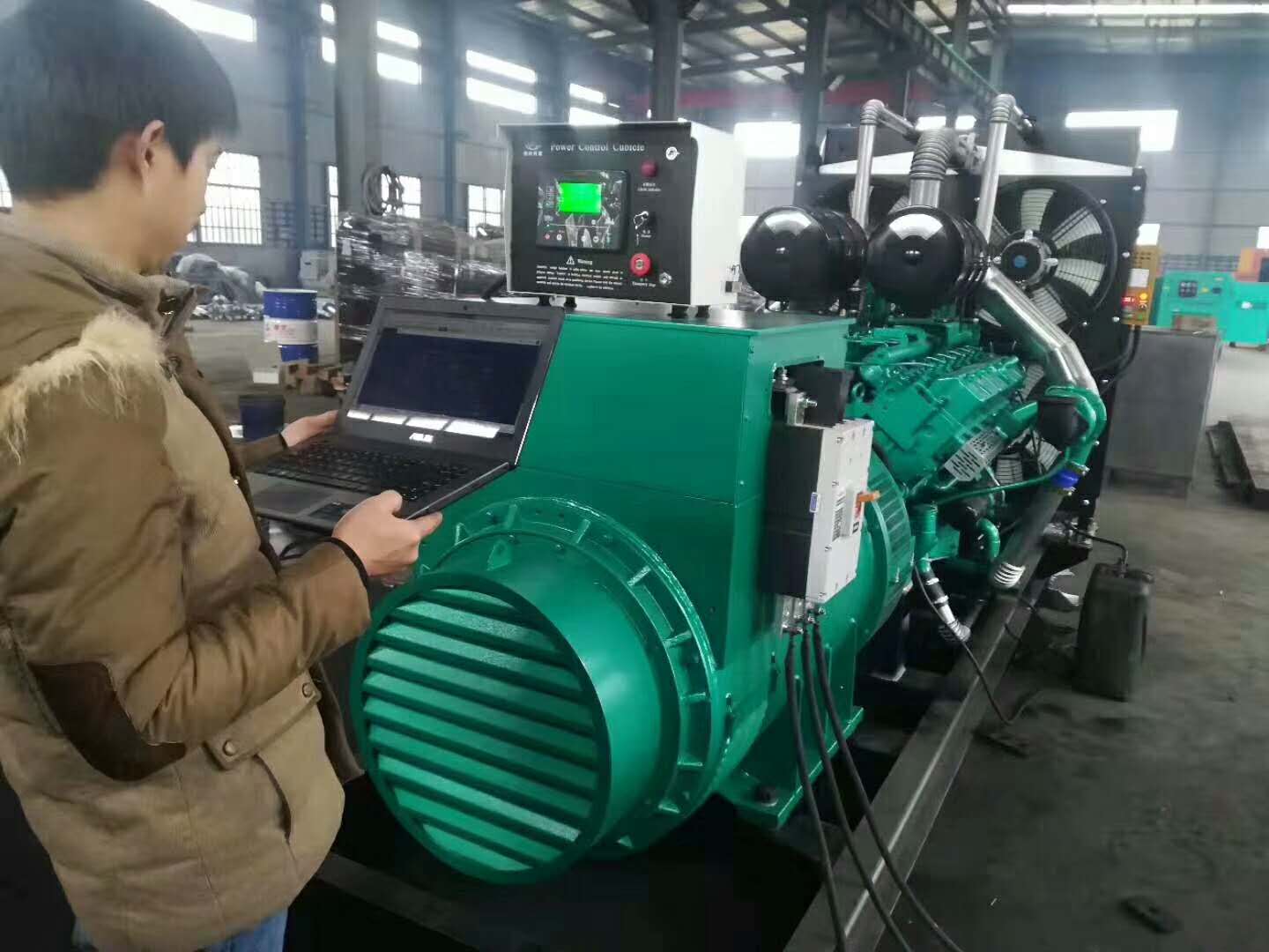 明邦工作人员正在进行安装800kw通柴发电机2